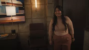Cadre Pull à col montant smocké porté par Petra (Keyla Monterroso Mejia) comme on le voit dans The Studio (S01E01)