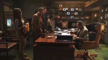 UGG Classic Dipper Boot portée par Maya Mason (Kathryn Hahn) comme on le voit dans The Studio (S01E01)