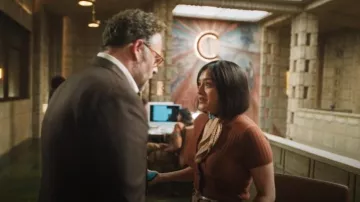 James Perse Cardigan en cachemire côtelé porté par Quinn Hackett (Chase Sui Wonders) vu dans The Studio (S01E01)