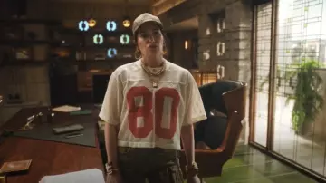 T-shirt de l’équipe Stussy en blanc cassé porté par Maya Mason (Kathryn Hahn) comme on le voit dans The Studio (S01E01)