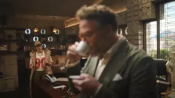 Moncler Comoe Long Down Gilet porté par Maya Mason (Kathryn Hahn) comme vu dans The Studio (S01E01)