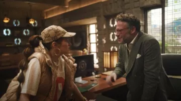 Gorra de lona Gucci Maxi GG Supreme usada por Maya Mason (Kathryn Hahn) como se ve en The Studio (S01E01)