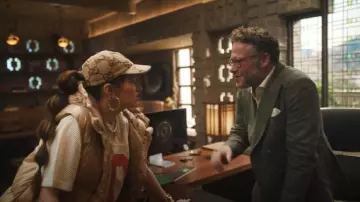 Casquette Gucci Maxi GG Supreme Canvas portée par Maya Mason (Kathryn Hahn) vue dans The Studio (S01E01)