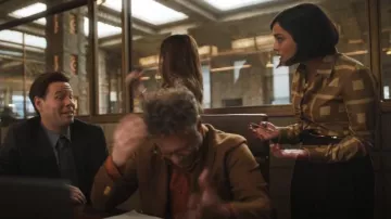 Gucci x Tom Ford Colección Otoño Invierno 2000 usado por Quinn Hackett (Chase Sui Wonders) como se ve en The Studio (S01E01)