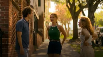 Madewell The Denim Emmett Short : Patch Pocket Edition porté par Sophia Kinney (Lilah Pate) comme on le voit dans The Runarounds (S01E02)
