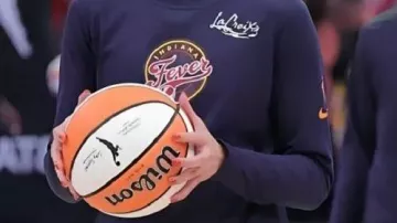 Camiseta de manga larga azul marino usada por Sophie Cunningham en Indiana Fever