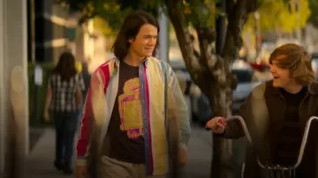 Tommy Hilfiger Camisa a rayas de los 90 usada por Topher (Jeremy Yun) como se ve en The Runarounds (S01E06)