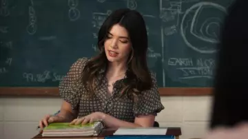 Anthropologie Robe chemise midi en maille froncée à manches bouffantes portée par Erin (Alisha Newton) comme on le voit dans Ma vie avec les Walter Boys (S02E09)