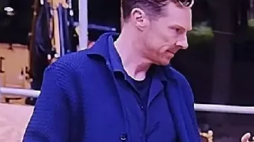 The Roses 2025 Benedict Cumberbatch Abrigo de ganchillo azul usado por Theo (Benedict Cumberbatch) en The Roses