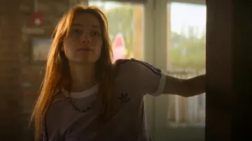 Camiseta lavanda de 3 rayas de adidas para niña usada por Ruthie Bender (Marley Aliah) como se ve en The Runarounds (S01E08)