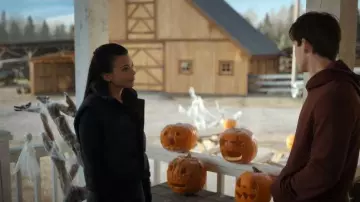 Aritzia The Super Puff Vest usado por Jackie Howard (Nikki Rodríguez) como se ve en My Life with the Walter Boys (S02E09)