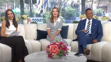 Robe midi en tricot vichy Sea Saige portée par Savannah Guthrie comme on le voit dans Today le 3 septembre 2025