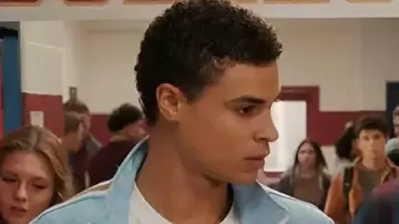 My Life With The Walter Boys S2 Dylan Blue Jacket porté par Dylan (Kolton Stewart) comme on le voit dans My Life with the Walter Boys (S02E01)