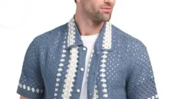 Camisa de punto de ganchillo azul de Bachelor In Paradise usada por (Spencer Conley) como se ve en Bachelor in Paradise (S10E10)