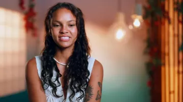 Top Free People Sweet Escape en Marfil usado por Alexe Godin como se ve en Bachelor in Paradise (T10E09)