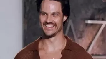 Bachelor In Paradise Camisa de punto marrón usada por (Spencer Conley) como se ve en Bachelor in Paradise (S10E04)