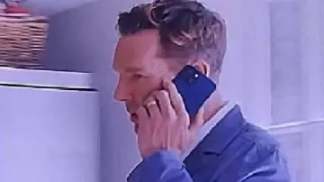 Benedict Cumberbatch The Roses 2025 Blazer azul usado por Theo (Benedict Cumberbatch) como se ve en The Roses