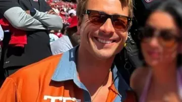 Camiseta Glen Powell Texas Longhorns usada por Kristin Juszczyk en Ashton Hall x Glen Powell. La rutina matutina de lanzamiento del tráiler de #RunningManMovie