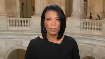 Calvin Klein Robe fourreau sans manches sans manches portée par Nikole Killion telle qu’elle a été vue dans CBS Mornings le 3 septembre 2025