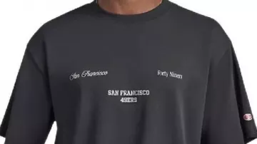Camiseta gráfica negra de los San Francisco 49ers usada por Deion Sanders en uniformes de rivalidad de los 49ers en cinta | Detrás de escena