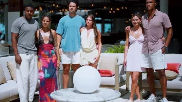 That's So Fetch Cleo Plunge Cowl Neck Mini Dress en amarillo usado por That's So Fetch como se ve en Bachelor in Paradise (T10E10)