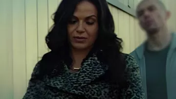 El abrigo con estampado de leopardo Rainmaker usado por Jocelyn 'Bruiser' Stone (Lana Parrilla) como se ve en The Rainmaker (S01E03)