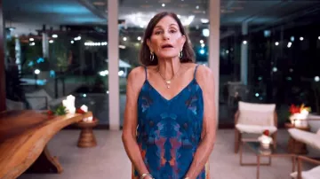 Vestido largo con estampado azul real de acuarelas voladoras de Lulu usado por Kathy Swarts como se ve en Bachelor in Paradise (T10E10)