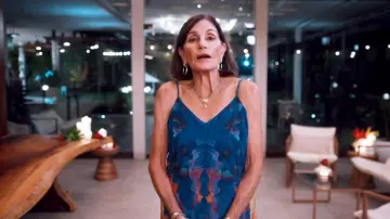 Vestido largo con estampado azul real de acuarelas voladoras de Lulu usado por Kathy Swarts como se ve en Bachelor in Paradise (T10E10)