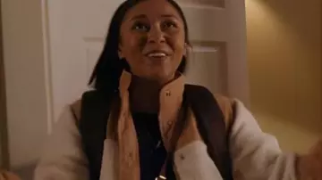 Mi vida con los Walter Boys Chaqueta Sherpa blanca y bronceada usada por Jackie Howard (Nikki Rodriguez) como se ve en Mi vida con los Walter Boys (S02E01)