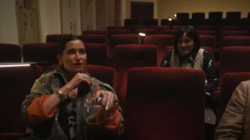 Kith Molly Chaqueta de lona de algodón usada por Maya Mason (Kathryn Hahn) como se ve en The Studio (S01E03)