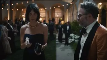 Halston Henna Satin Robe bustier portée par Linda (Rebecca Hall) comme on le voit dans The Studio (S01E06)