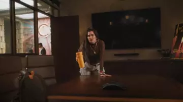 Marine Serre Top en maille floqué porté par Maya Mason (Kathryn Hahn) comme on le voit dans The Studio (S01E06)