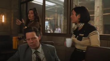 Polo Miu Miu con ribete a rayas usado por Quinn Hackett (Chase Sui Wonders) como se ve en The Studio (S01E06)