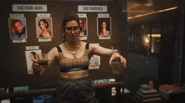 Haut de soutien-gorge court Burberry porté par Maya Mason (Kathryn Hahn) comme on le voit dans The Studio (S01E07)