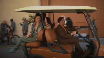 Cape Robbin Makayla Bottines portées par Maya Mason (Kathryn Hahn) comme on le voit dans The Studio (S01E07)