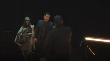 Trench-coat Burberry Horseferry porté par Maya Mason (Kathryn Hahn) vu dans The Studio (S01E07)