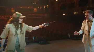 Casquette de camp en toile lavée suprême portée par Maya Mason (Kathryn Hahn) comme on le voit dans The Studio (S01E09)