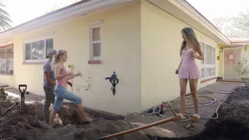 UGG Scuffette II portée par Veronica Peters comme on le voit dans Welcome to Plathville (S07E07)