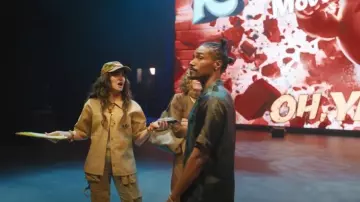 Dries van Noten Parrot Chemise en satin à imprimé floral portée par Tyler (Dwayne Perkins) comme on le voit dans The Studio (S01E09)