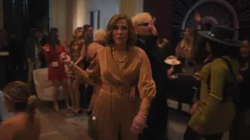 Pantalon large en soie ceinturé Zimmermann porté par Patty Leigh (Catherine O’Hara) comme on le voit dans The Studio (S01E09)