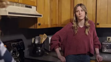 American Eagle Magenta Cropped Sweater porté par Lydia Plath comme on le voit dans Welcome to Plathville (S07E07)