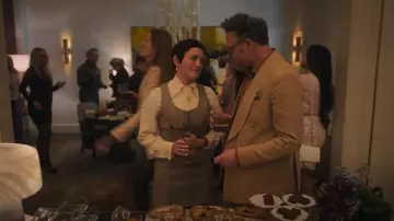 Miu Miu Prince Of Galles Check Ceinturée Sans Manches Mini Dress By Quinn Hackett (Chase Sui Wonders) comme on le voit dans The Studio (S01E09)