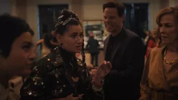 Chaqueta adornada de Retrofete Arlie usada por Maya Mason (Kathryn Hahn) como se ve en The Studio (S01E09)