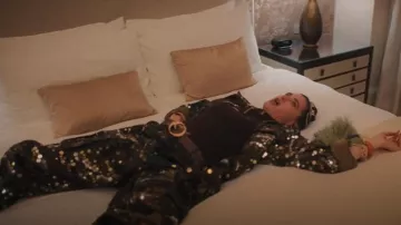 Pantalón adornado con Alexia de Retrofete usado por Maya Mason (Kathryn Hahn) como se ve en The Studio (S01E09)