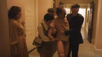 Sac à rabat carré Chanel en cuir d’agneau et verni porté par Quinn Hackett (Chase Sui Wonders) comme on le voit dans The Studio (S01E10)