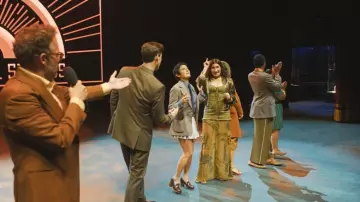 Jeffrey Campbell Honorary Platform Mocassin Pump porté par Quinn Hackett (Chase Sui Wonders) comme on le voit dans The Studio (S01E10)