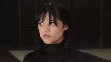 Camisa negra corta con cuello de Jenna Ortega de Wednesday Addams / Goody Addams (Jenna Ortega) en Wednesday