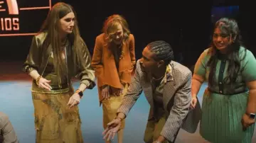 Robe en denim imprimé Blumarine portée par Maya Mason (Kathryn Hahn) comme on le voit dans The Studio (S01E10)