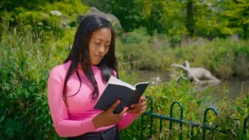 Boohoo Premium Matt Slinky Crew Neck Long Sleeve Top porté par Shorna comme on le voit dans 90 Day Fiancé UK (S04E01)