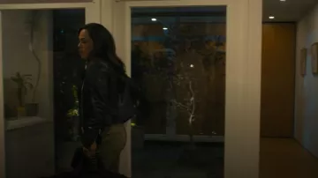 Chaqueta motera de cuero Vela de Allsaints usada por Amber Oliveras (Jessica Camacho) como se ve en Countdown (S01E11)